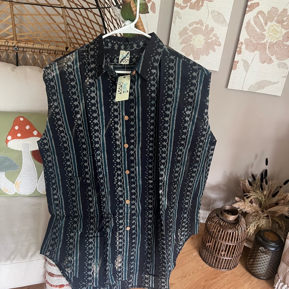 NWT Jaded Gypsy sleeveless top with tribal stripes & wood buttons. One size.